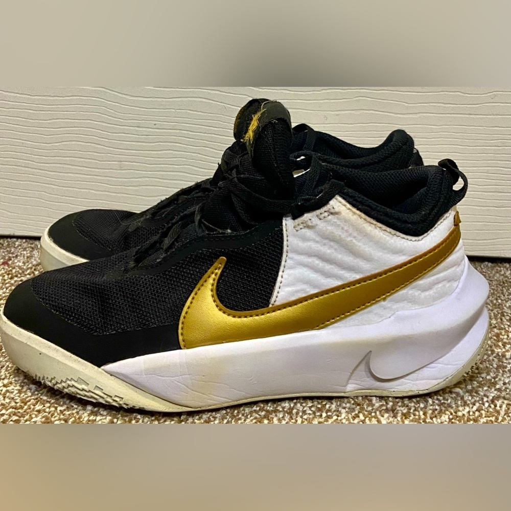 Nike Boys Team Hustle DXSU21 CW6735-002 Black Basketball Sneakers Size 3.5Y